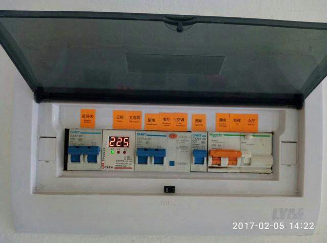 跟著師傅學(xué)做配電箱，看到師傅的手藝，我不好意思開(kāi)始